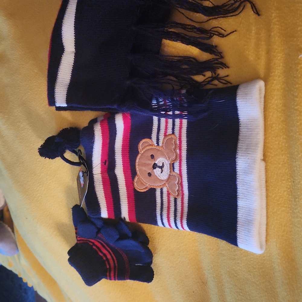 Q12  New 3 piece kids bear hat, gloves + scarf set Zoran Navy, Red & white